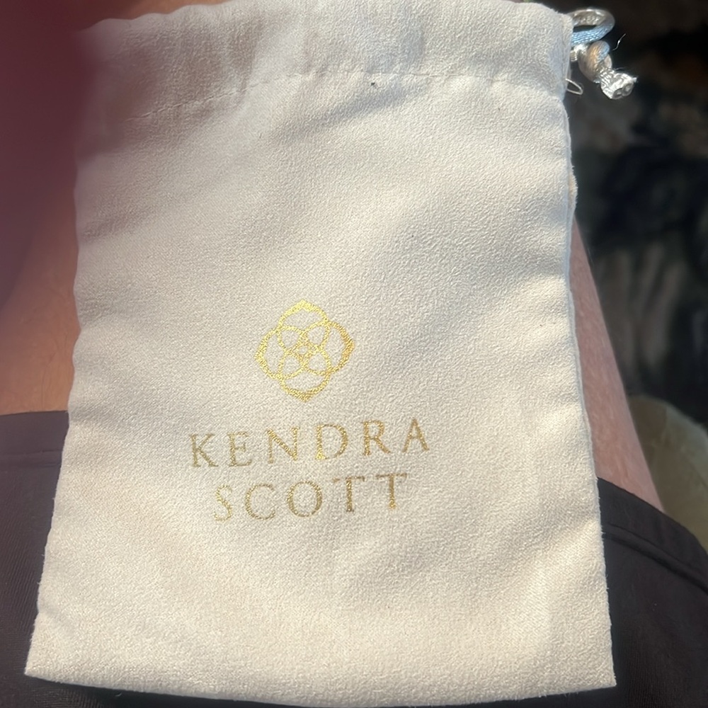 SOLD ❌SOLD❌❌Kendra Scott’s pale pink Elle drop earrings - Picture 4 of 4